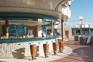 Un bar animé sur MSC Divina, invitant les invités à se détendre et à savourer des rafraîchissements dans un cadre pittoresque | MSC Croisières