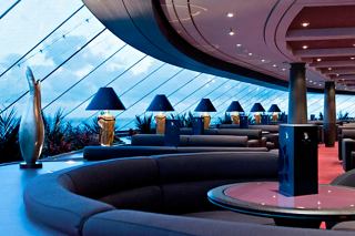 Un salon élégant dans le MSC Yacht Club avec des meubles raffinés et une vue panoramique | MSC Croisières