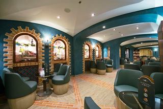 Un espace lounge accueillant avec des sièges confortables et une décoration élégante invite à la détente à bord du MSC Divina | MSC Croisières