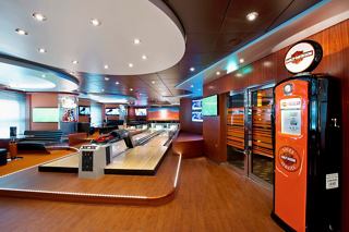 Un bar sportif vibrant sur le MSC Divina, offrant des sièges et des options de divertissement pour les invités | MSC Croisières