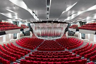 Le vaste théâtre Pantheon sur MSC Divina, avec des sièges rouges et une scène majestueuse | MSC Croisières