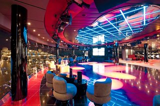 Une zone de disco vibrante sur le MSC Divina, invitant les invités à profiter de la vie nocturne et des divertissements | MSC Croisières