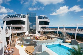 La zone de piscine extérieure du MSC Divina comprend une piscine étincelante, un bain à remous et des chaises longues confortables | MSC Croisières