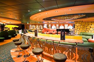 El bar moderno ofrece un espacio acogedor para relajarse y socializar | MSC Cruceros
