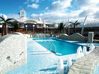 Una zona de piscina serena en la cubierta del MSC Fantasia, que invita a relajarse y divertirse al sol | MSC Cruceros