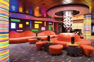 Un bar moderno con sofás y mesas coloridas, que crea un ambiente acogedor | MSC Cruceros
