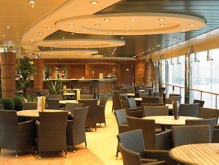 Restaurante moderno con un ambiente acogedor y mesas elegantes | MSC Cruceros