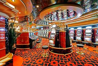La vibrante zona de casino a bordo del MSC Fantasia invita a los huéspedes a vivir momentos emocionantes de juego | MSC Cruceros