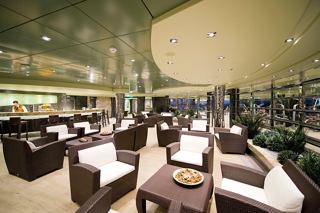 Un restaurante moderno con asientos cómodos y una atmósfera elegante | MSC Cruceros