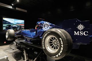 Un simulateur de course bleu vibrant avec le logo MSC, conçu pour le divertissement familial sur MSC Fantasia | MSC Cruises