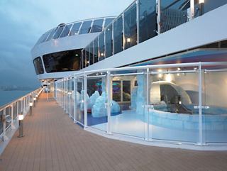 El amplio área de cubierta del MSC Fantasia, con espacios públicos acogedores para la relajación y el disfrute | MSC Cruceros