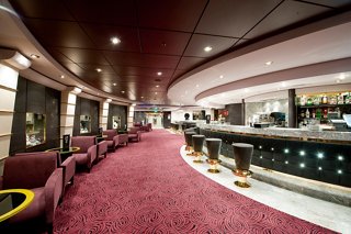 Un bar élégant avec des sièges confortables et une atmosphère accueillante à bord du MSC Magnifica | MSC Croisières