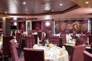 Cadre de restauration élégant au restaurant Quattro Venti avec des tables et des chaises prêtes pour les invités | MSC Croisières