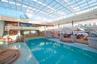 Une zone de piscine intérieure sereine avec un toit coulissant et un bain à remous, invitant à la relaxation et au plaisir | MSC Croisières