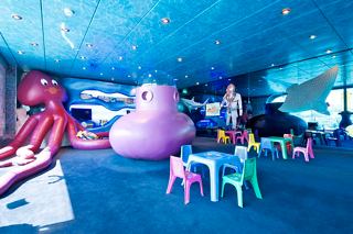 Une salle de jeux vibrante pour enfants avec des meubles colorés et un thème sous-marin avec des sculptures douces | MSC Croisières