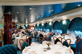 Cadre de repas élégant au restaurant L'Edera à bord de MSC Magnifica, avec des tables, des chaises et des vues sur les hublots | MSC Croisières
