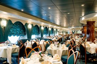 Une salle à manger animée au restaurant L'Edera avec des tables élégamment dressées et des invités joyeux profitant de leurs repas | MSC Croisières