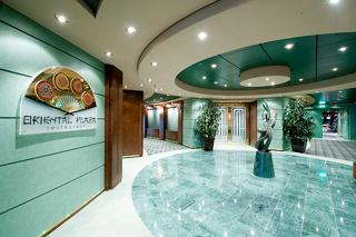 Une vue accueillante du restaurant Oriental Plaza à bord du MSC Magnifica, avec une décoration élégante et des statues | MSC Croisières