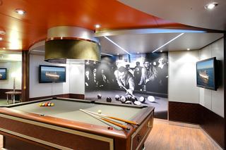 Une vue intérieure vibrante du L'Olimpiade Sporting Bar avec des tables de billard et des écrans pour le divertissement | MSC Cruises
