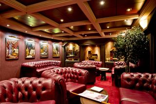 Un espace lounge confortable avec des sièges moelleux et une décoration vive, parfait pour la détente et la conversation | MSC Croisières