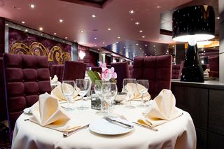 Une table élégamment dressée avec une décoration raffinée attend les invités au restaurant Quattro Venti à bord du MSC Magnifica | MSC Croisières