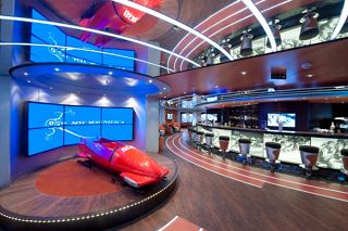 Un intérieur vibrant du L'Olimpiade Sporting Bar sur MSC Magnifica avec un comptoir et des souvenirs sportifs | MSC Croisières