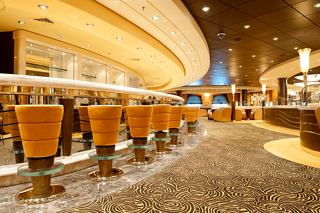 L'intérieur accueillant du bar Topazio sur le MSC Magnifica, avec des sièges élégants et un comptoir bar | MSC Croisières