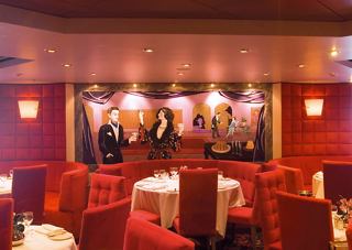 Intérieur de restaurant élégant avec des serveurs souriants prêts à accueillir les invités | MSC Croisières
