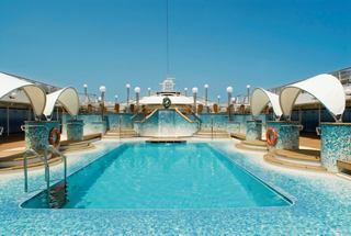 Une piscine sereine entourée de chaises longues et d'un ciel bleu clair sur le pont du MSC Musica | MSC Croisières