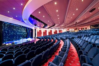 Gemütliches Theater mit roten Sitzplätzen, ideal für Unterhaltung an Bord | MSC Cruises
