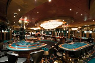 Una vibrante área de juegos con mesas y un ambiente animado espera a los huéspedes en el MSC Orchestra | MSC Cruceros