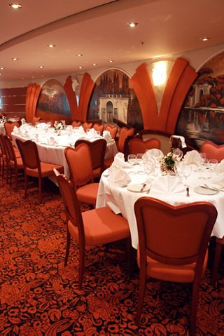Ambiente elegante del restaurante Villa Borghese a bordo del MSC Orchestra, perfecto para cenas memorables | MSC Cruceros
