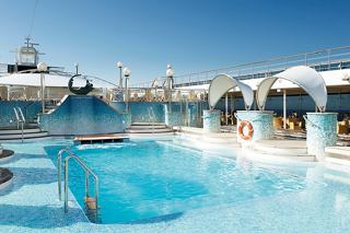 Une zone de piscine rafraîchissante entourée de chaises longues et de sculptures sur le pont du MSC Poesia | MSC Croisières