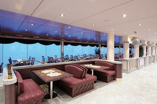Un espace de restauration accueillant au restaurant Villa Pompeiana avec des sièges confortables et de grandes fenêtres donnant sur l'océan | MSC Croisières