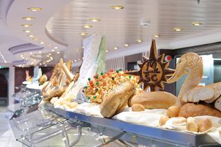 Une belle présentation de pains fraîchement cuits au restaurant Villa Pompeiana sur le MSC Poesia | MSC Croisières