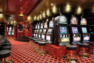 Un casino vibrant avec des machines à sous et des sièges, invitant les invités à profiter d'options de divertissement passionnantes | MSC Croisières