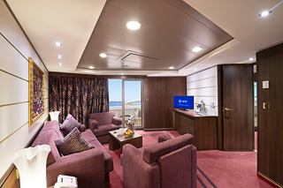 Geräumige Royal Suite im MSC Yacht Club mit eleganter Einrichtung, Sitzecke und Balkonblick | MSC Cruises