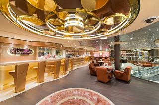 Eine moderne Bar mit bequemen Sitzgelegenheiten und stilvollem Interieur, ideal zum Entspannen | MSC Cruises