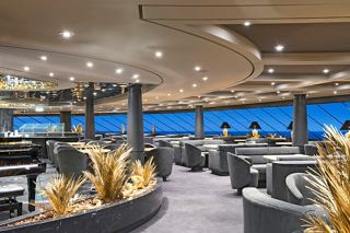Geräumiges und stilvolles Interieur der Top Sail Lounge auf der MSC Preziosa mit Meerblick | MSC Cruises