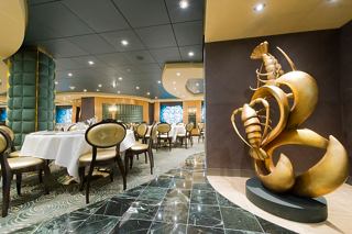 Das Restaurant 'Der Goldene Hummer' bietet eine elegante Atmosphäre mit einer einzigartigen Skulptur | MSC Cruises