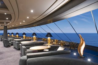 Ein luxuriöser Lounge-Bereich im MSC Yacht Club mit bequemen Sitzgelegenheiten und atemberaubendem Meerblick | MSC Cruises
