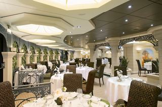 Ein elegantes Restaurant mit stilvollen Tischen und Stühlen, das eine einladende Atmosphäre schafft | MSC Cruises