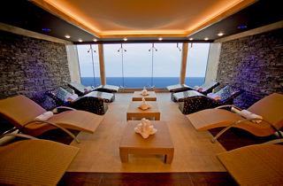 Una serena sala de relajación en el MSC Aurea Spa con asientos cómodos y vistas panorámicas al océano | MSC Cruceros