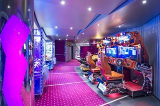 Ein lebendiger Spielraum auf der MSC Preziosa, der die Gäste einlädt, immersive Unterhaltungserlebnisse zu genießen | MSC Cruises