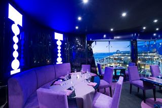 Modernes Restaurant mit gemütlicher Atmosphäre und atemberaubendem Blick durch die Fenster | MSC Cruises