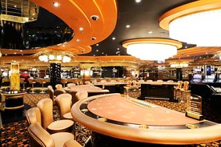 Modernes Casino mit Spieltischen und einladender Atmosphäre | MSC Cruises
