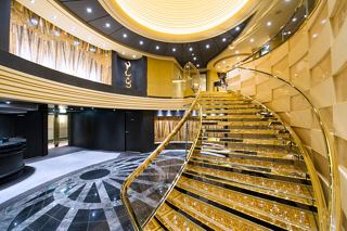 Elegante Wendeltreppe im MSC Yacht Club, die luxuriöses Design und ein einladendes Ambiente präsentiert | MSC Cruises