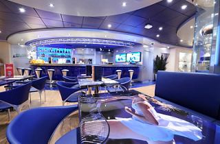 Moderner Bar mit bequemen Sitzplätzen und stilvollem Dekor, ideal zum Entspannen und geselligem Zusammensein | MSC Cruises