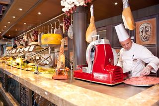 A chef prepares food at a vibrant buffet counter on MSC Splendida, showcasing culinary delights | MSC Cruises