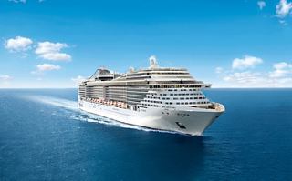 Vista aérea del barco MSC Splendida en el mar bajo cielo nublado | MSC Cruceros